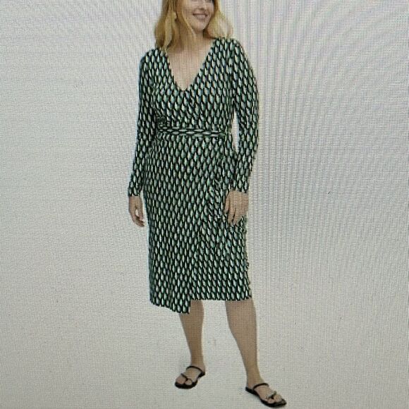 DVF Green Geometric Print Wrap Dress 👗 Chic & Polished! Great for Travel 🧳 ✈️ - Picture 5 of 17